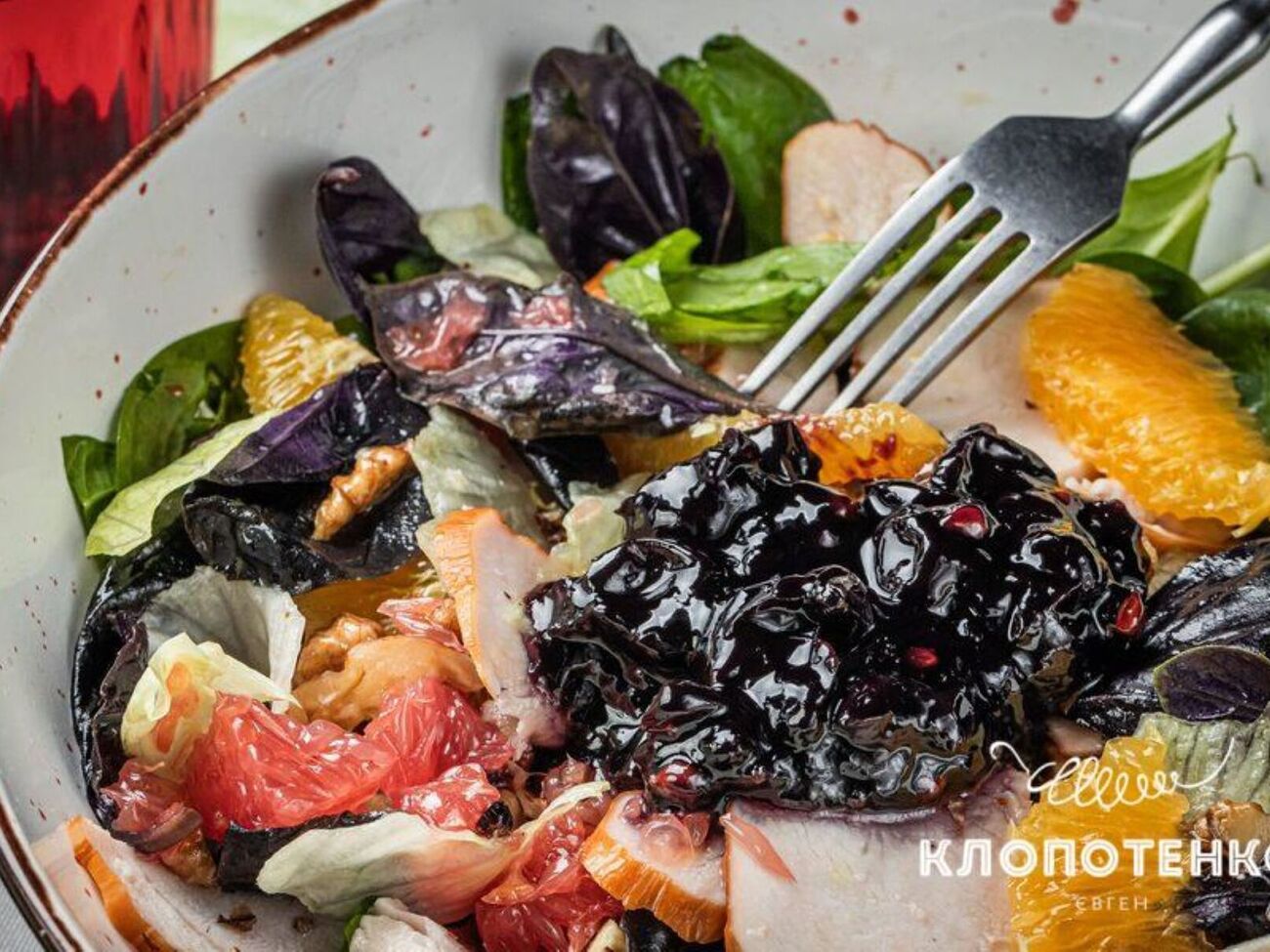 Перед подаванням салату на стіл усі інгредієнти потрібно перемішати