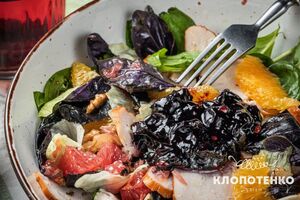 Перед подачей салата на стол все ингредиенты нужно перемешать