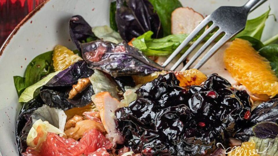 Перед подачей салата на стол все ингредиенты нужно перемешать