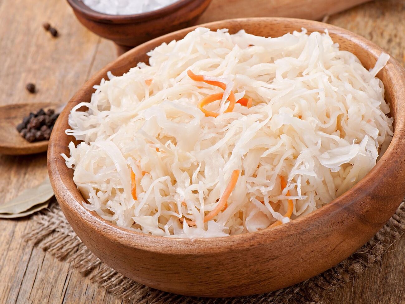 Невкусной и сухой капуста получится в том случае, если во время закваски ей будет недостаточно рассола