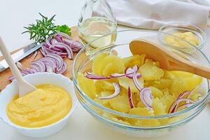 Салат готовят на основе вареного в мундирах картофеля