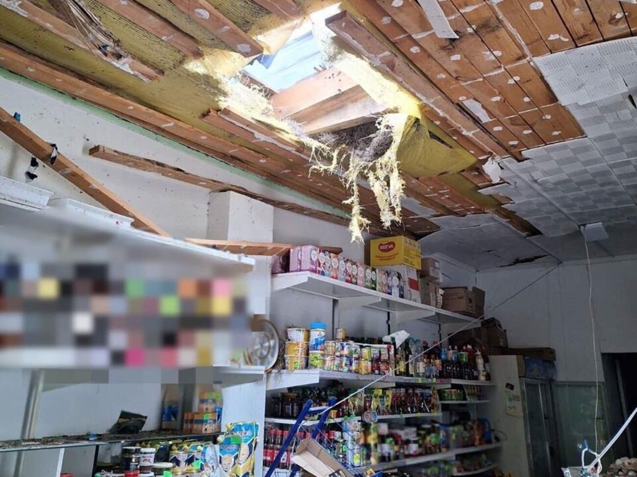 На фото заметно, что взрывчатка пробила крышу магазина