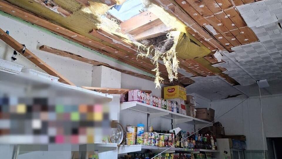 На фото помітно, що вибухівка пробила дах магазину