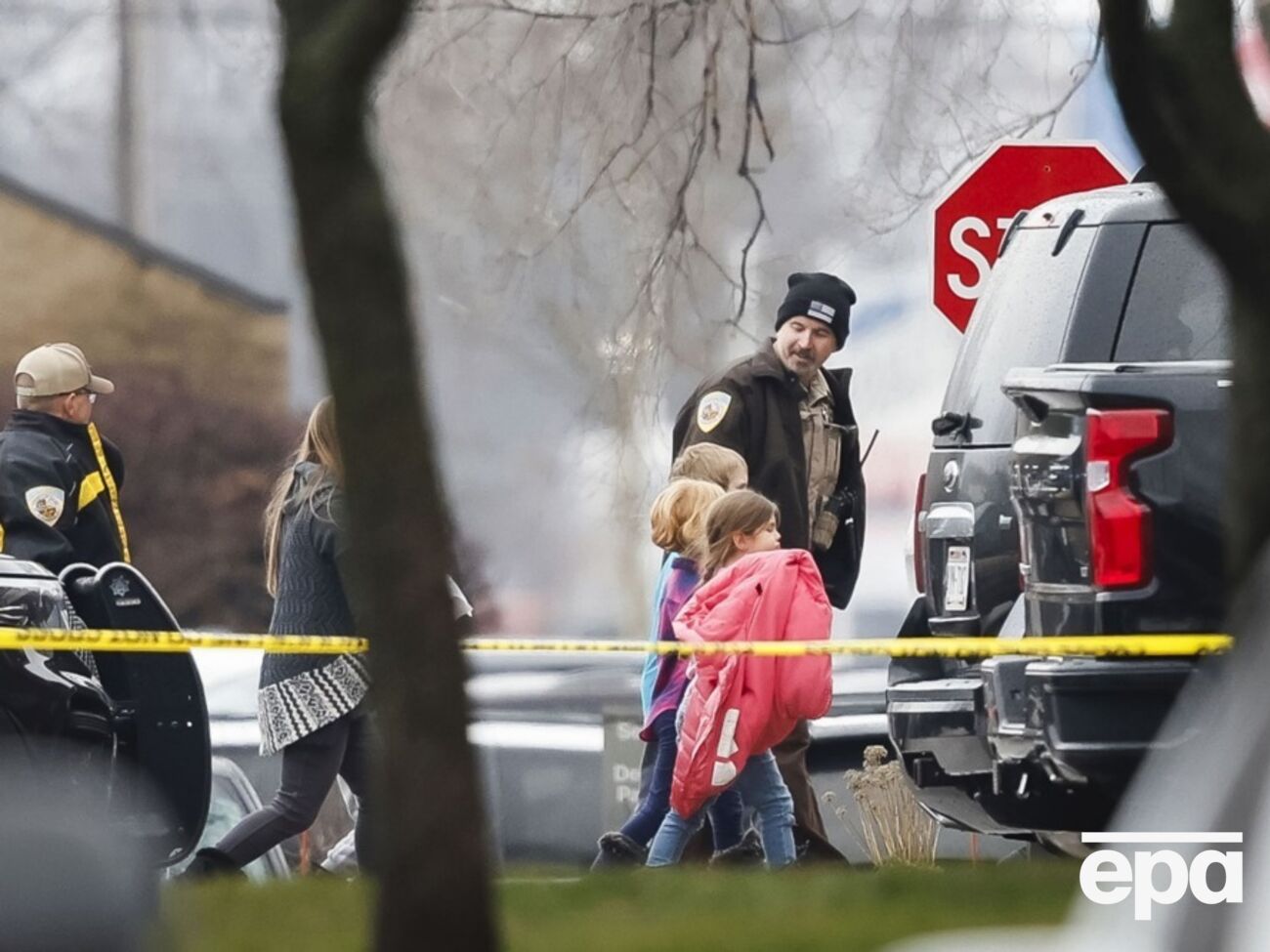 В школе, где произошла стрельба, учится около 390 детей