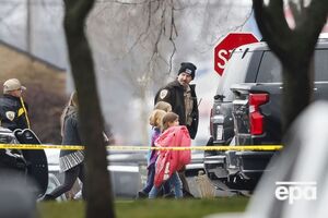 В школе, где произошла стрельба, учится около 390 детей