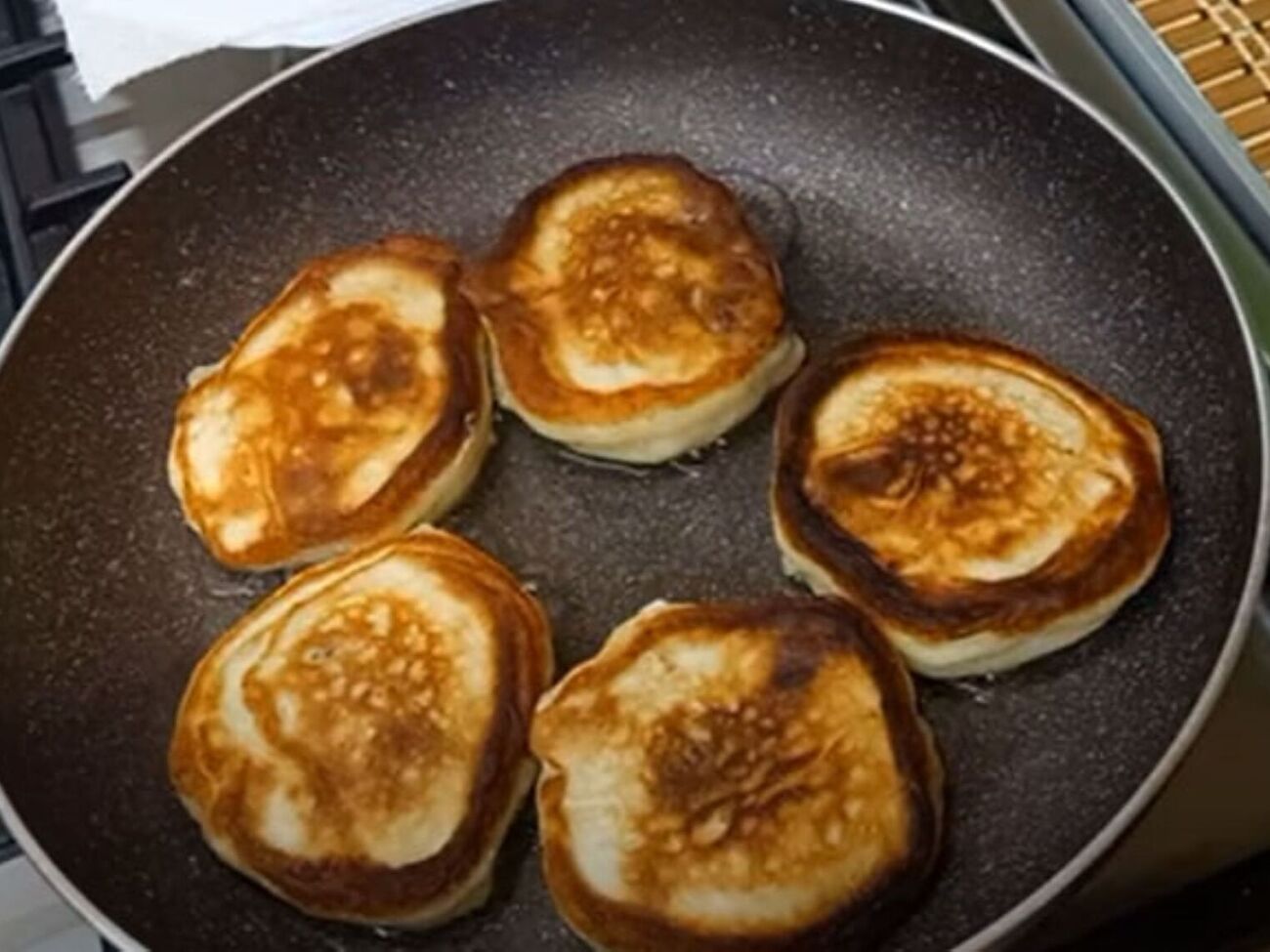 Посмажте оладки на сковороді з розігрітою олією