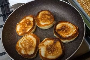 Посмажте оладки на сковороді з розігрітою олією