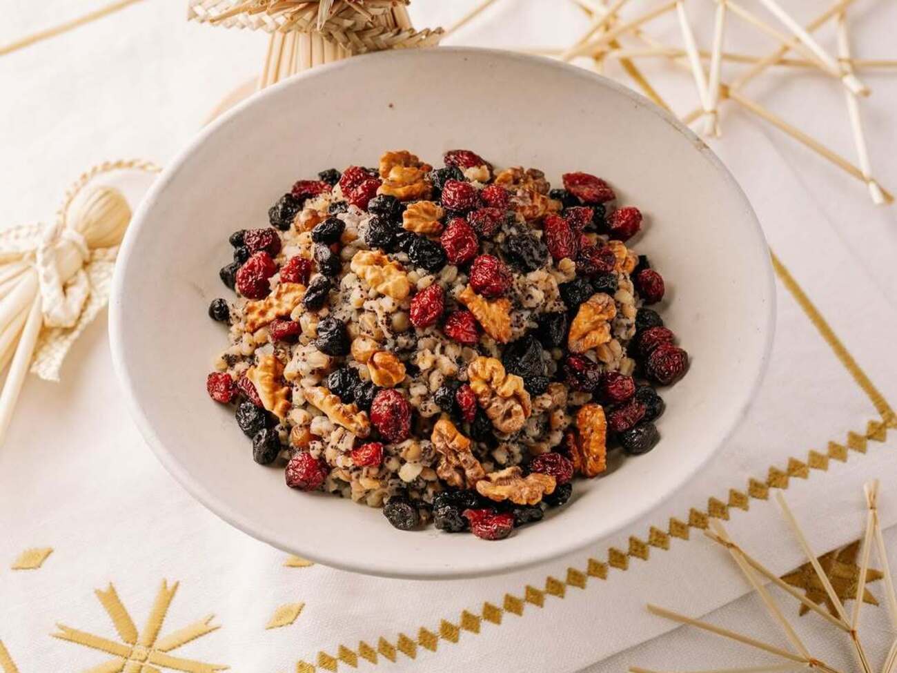 До куті треба додати ягоди та горіхи