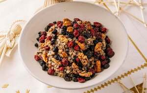 До куті треба додати ягоди та горіхи