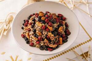 До куті треба додати ягоди та горіхи