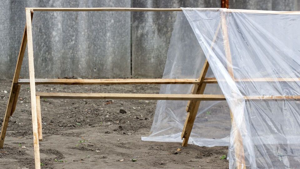 Для укриття не варто використовувати поліетилен