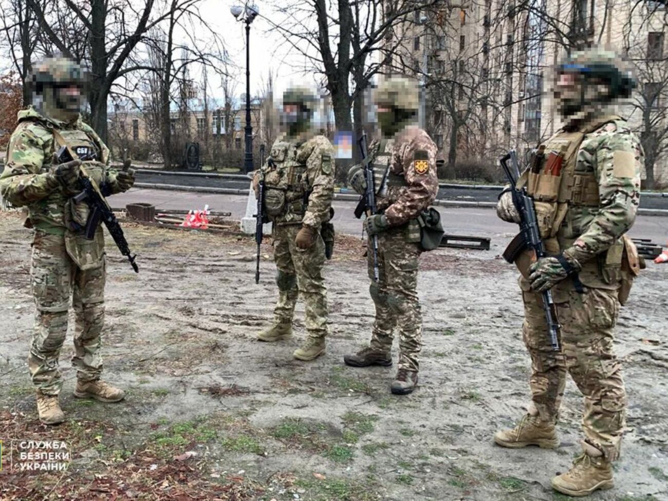Правоохранители обыскивают административные помещения и жилые дома