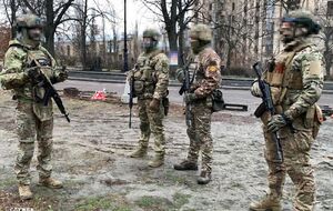 Правоохранители обыскивают административные помещения и жилые дома