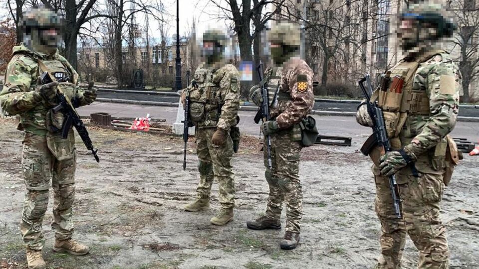 Правоохоронці обшукують адміністративні приміщення й житлові будинки