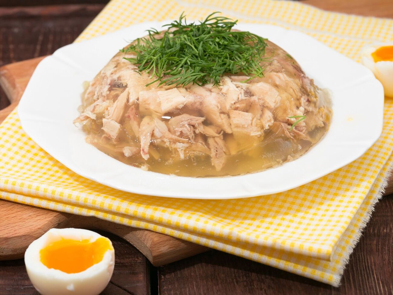 В идеале для холодца нужен домашний петух, но и из курятины, купленной на рынке или в супермаркете, блюдо удастся тоже неплохо