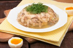 В идеале для холодца нужен домашний петух, но и из курятины, купленной на рынке или в супермаркете, блюдо удастся тоже неплохо