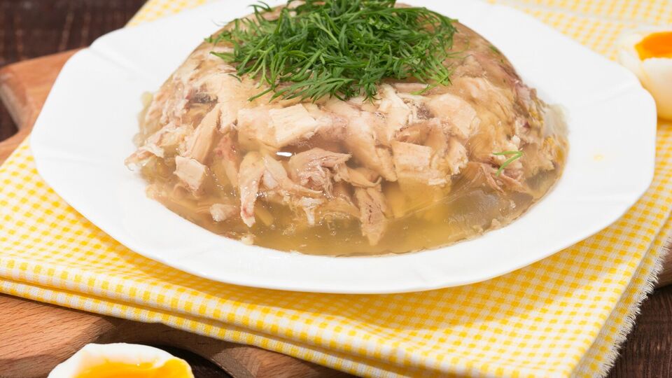 В идеале для холодца нужен домашний петух, но и из курятины, купленной на рынке или в супермаркете, блюдо удастся тоже неплохо