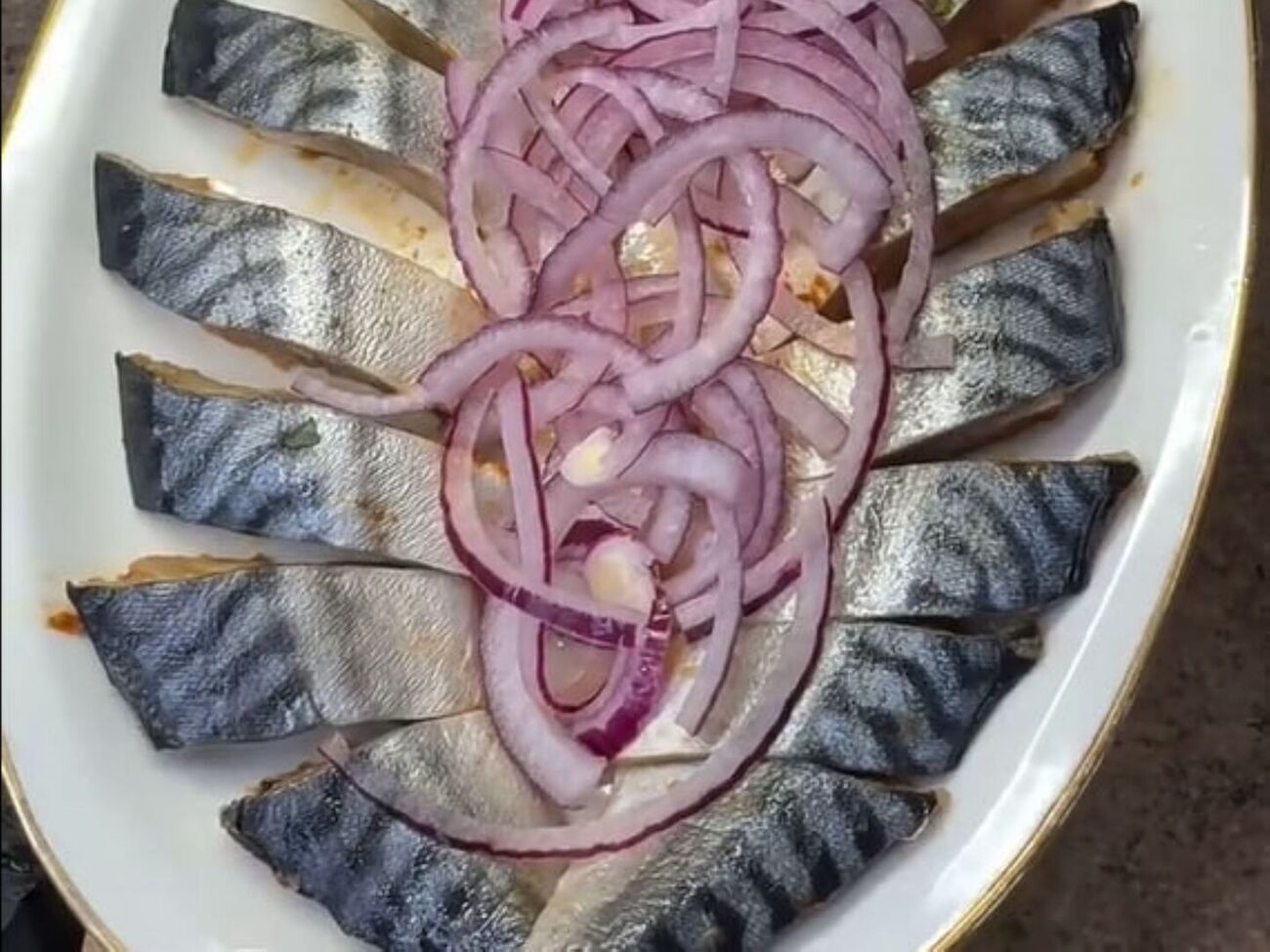 Рыбу, посыпанную специями, переложите на пищевую пленку, замотайте и оставьте в холодильнике на сутки