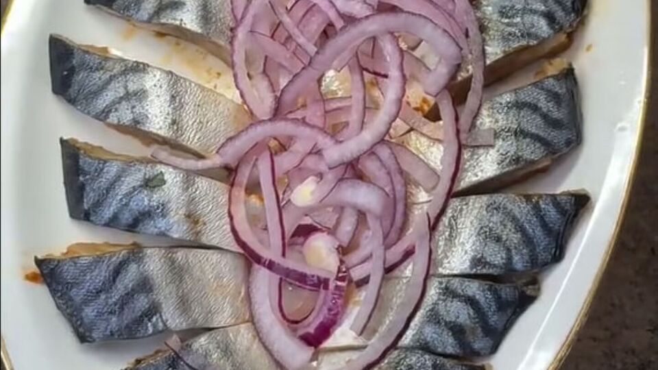 Рыбу, посыпанную специями, переложите на пищевую пленку, замотайте и оставьте в холодильнике на сутки