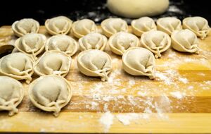 Тесто по этому рецепту очень удобное в работе, податливое и совсем не липнет к рукам