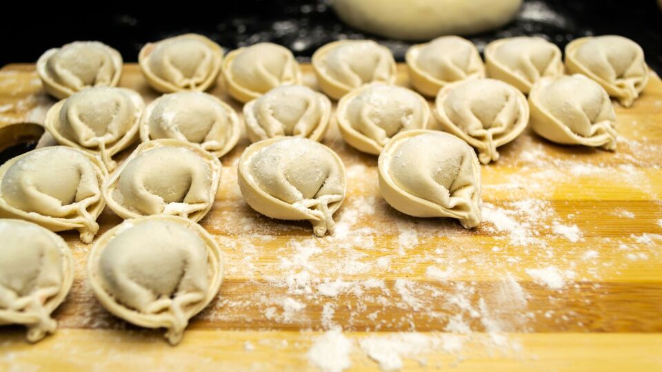 Тесто по этому рецепту очень удобное в работе, податливое и совсем не липнет к рукам