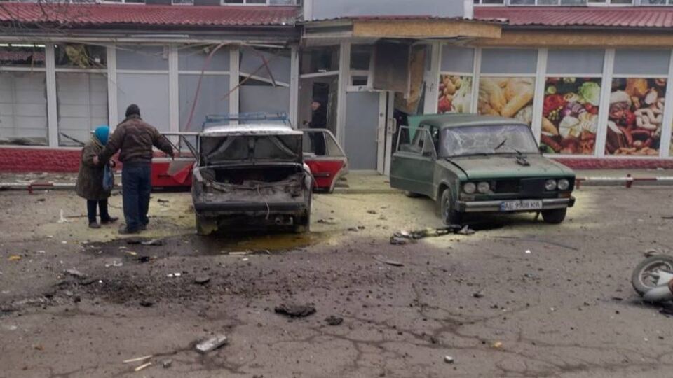 Унаслідок прильоту пошкоджено будівлю магазину й кілька автомобілів