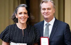 Нолана посвятили в рыцари, а его жене Эмми Томас предоставили титул дамы