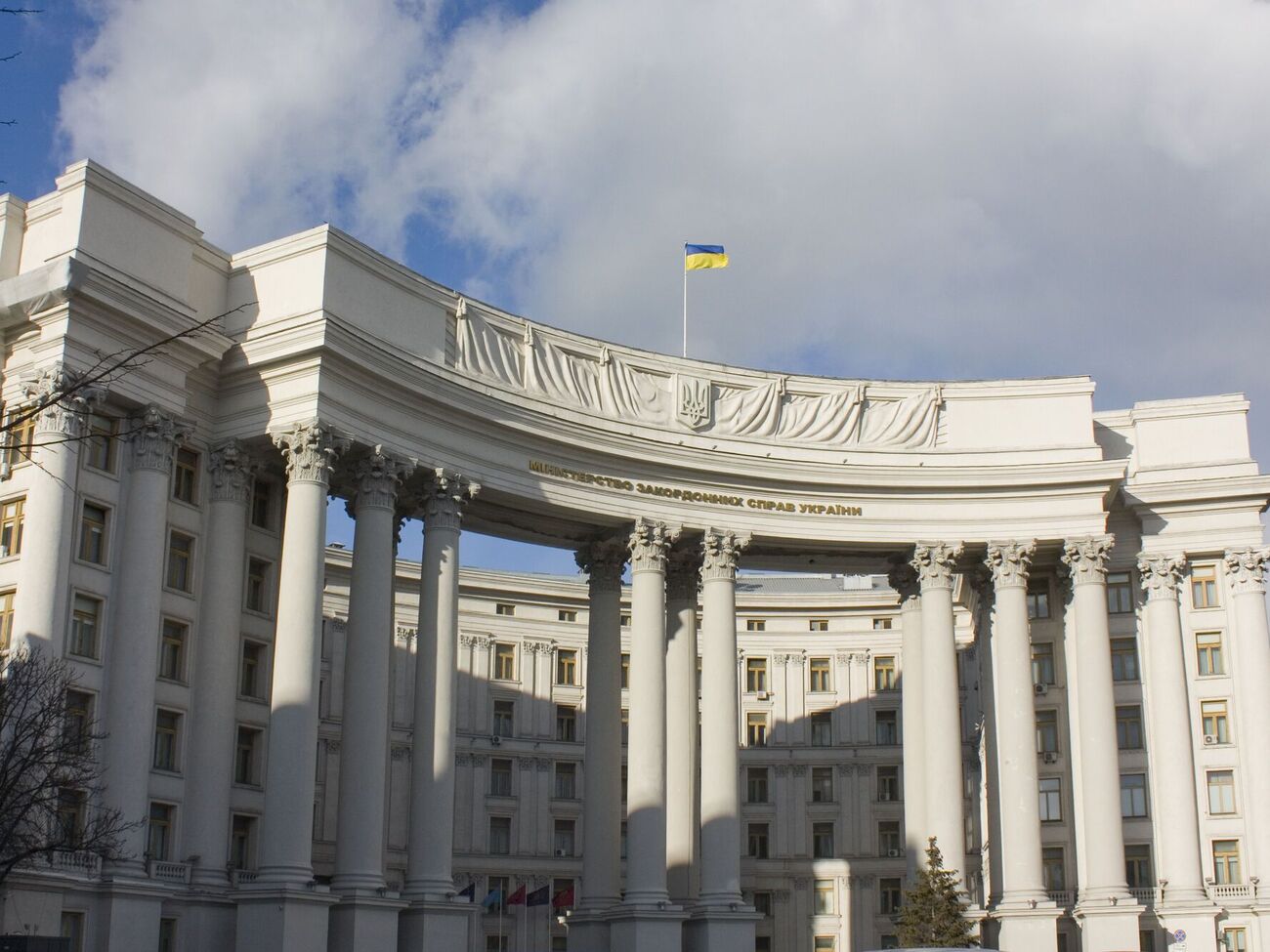 Зеленський планує замінити близько двох десятків послів, пише ЗМІ