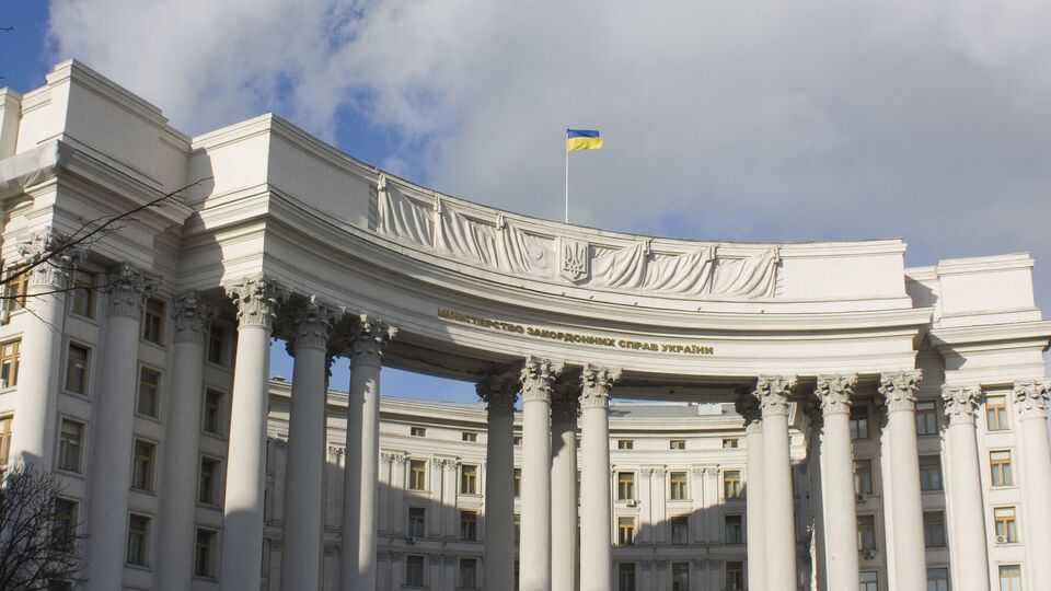 Зеленський планує замінити близько двох десятків послів, пише ЗМІ