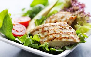 Филе подают как ингредиент салата