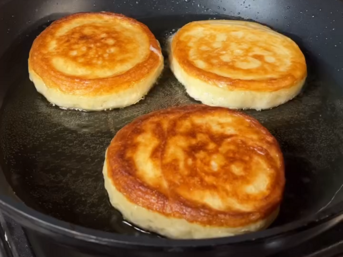 Перед приготовлением оладий готовое тесто перемешивать не нужно