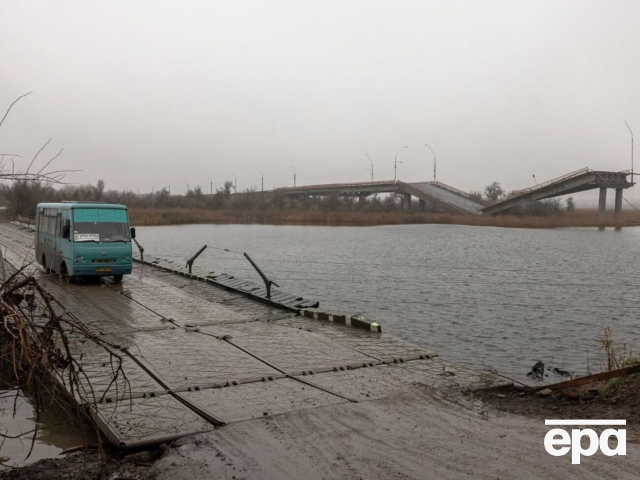 В районы на левом берегу Днепра оккупанты свозят оборудование для наведения понтонных переправ, рассказал источник издания