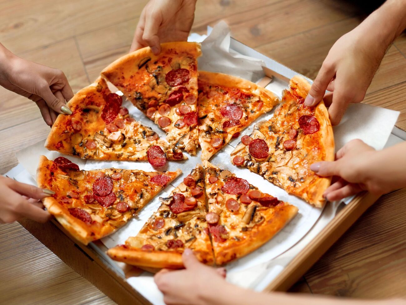 Пицу запекают до румяной корочки