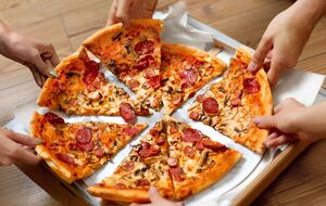 Пицу запекают до румяной корочки