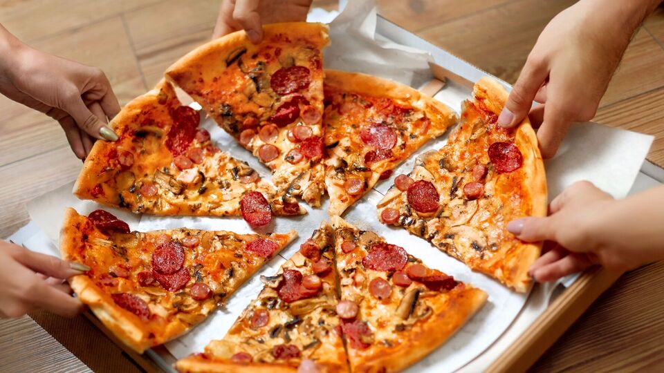 Пицу запекают до румяной корочки