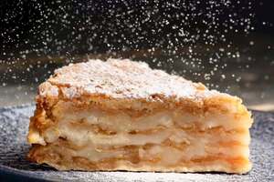 Пирог следует присыпать сахарной пудрой