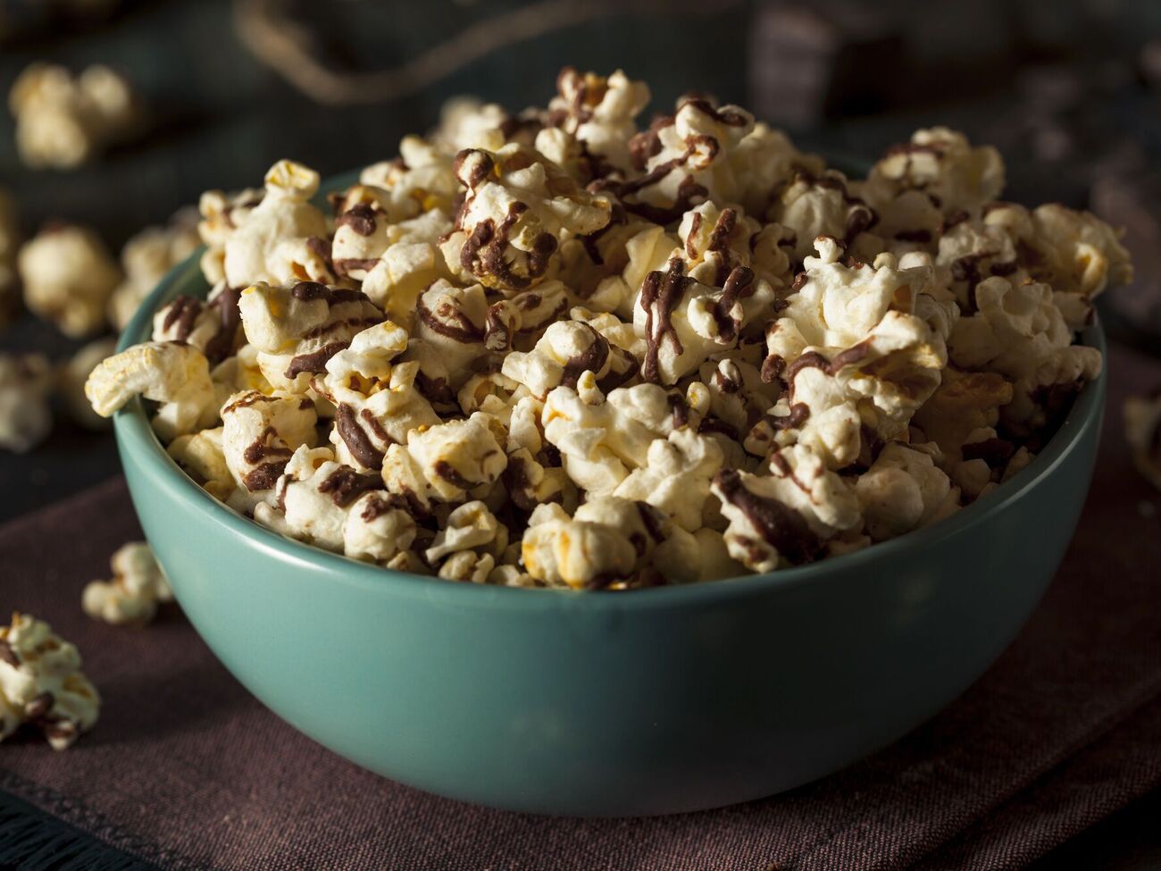 По желанию в попкорн можно добавить топинг