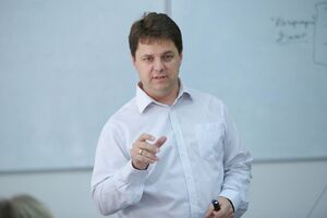 На контрактной основе можно будет учиться только на заочной или вечерней формах, отметил педагог