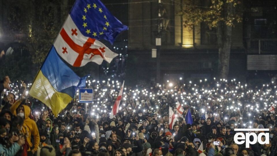 Четвертый день антиправительственного протеста в Грузии завершился новым разгоном и арестами