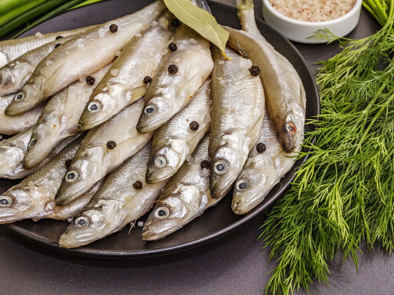 Соленая мойва готовится около двух суток