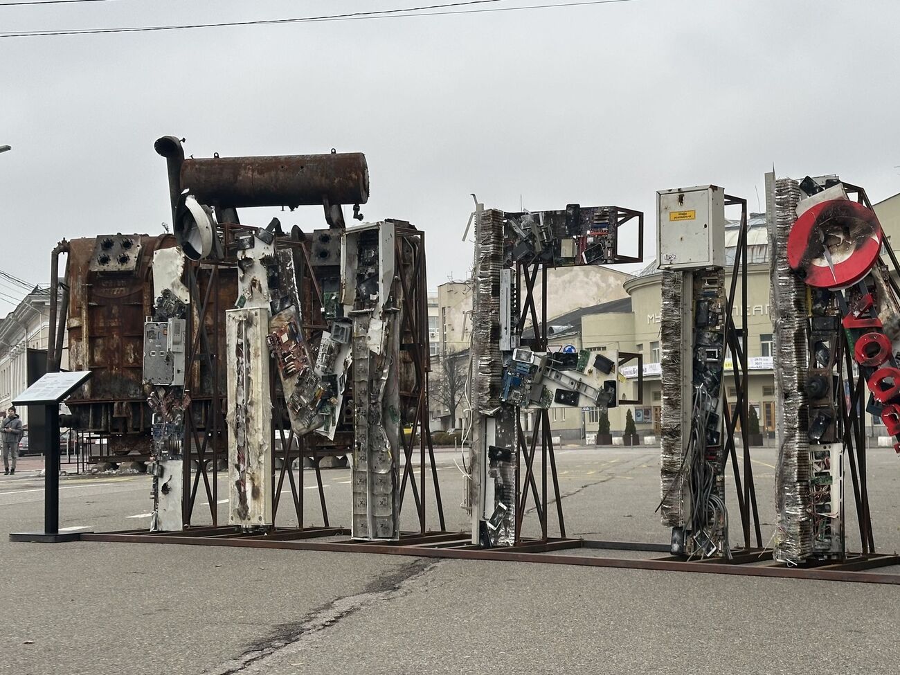 Высота конструкции весом 2,7 тонн достигает человеческого роста, а ее ширина составляет 7 м