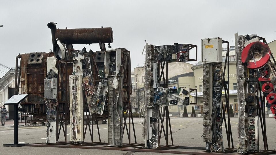 Высота конструкции весом 2,7 тонн достигает человеческого роста, а ее ширина составляет 7 м