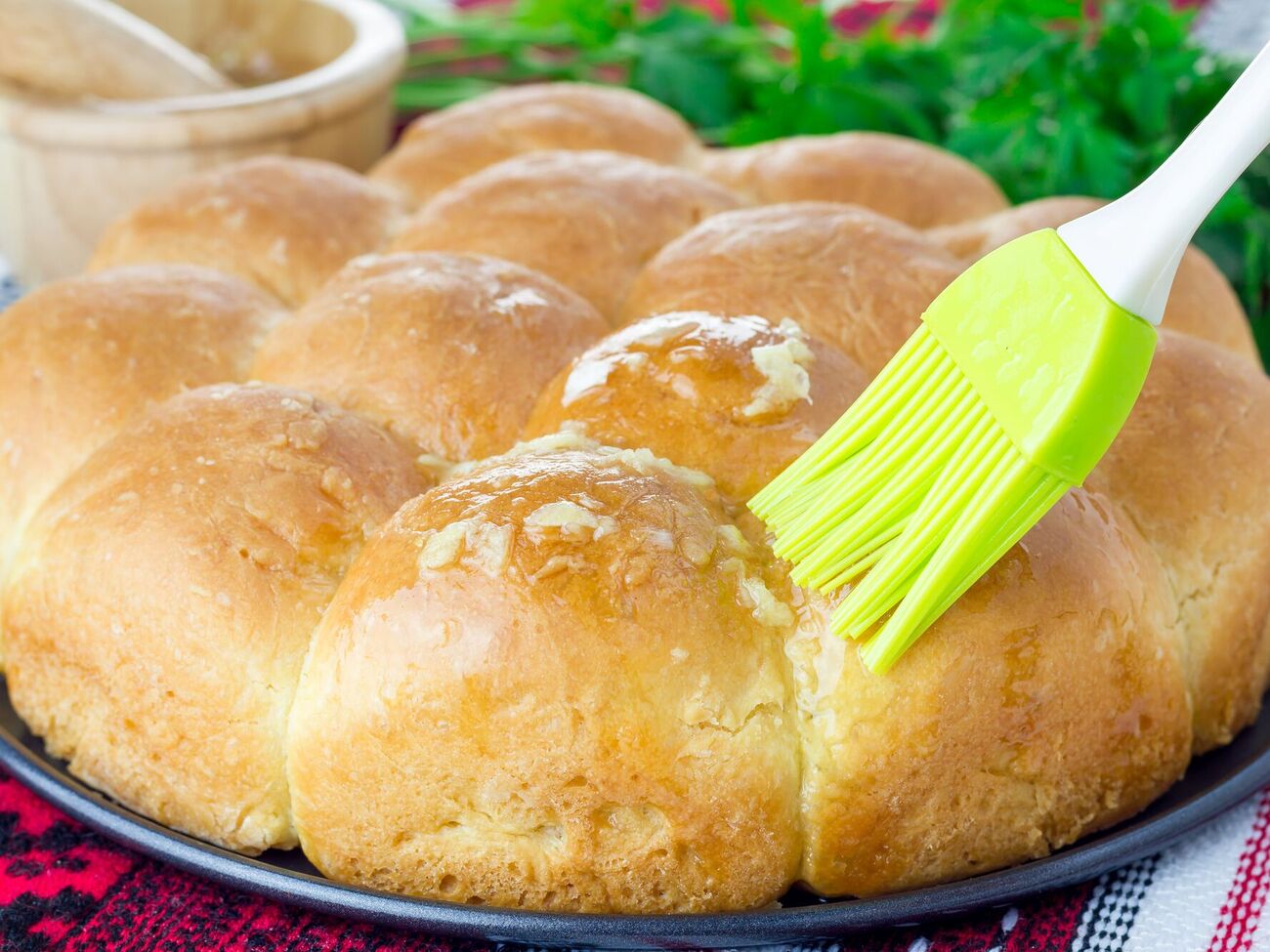 Пампушки нужно смазать желтком