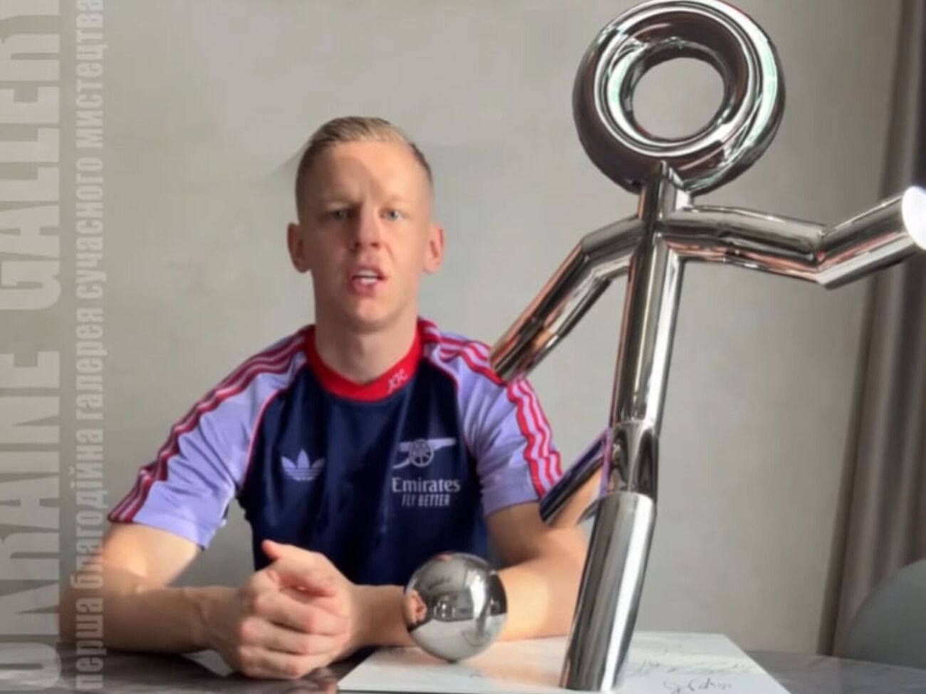 На аукционе выставлена работа Кондес под названием Strike, которую подписал Зинченко