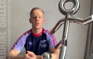 На аукционе выставлена работа Кондес под названием Strike, которую подписал Зинченко