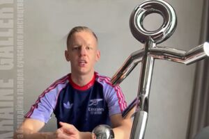 На аукціоні виставили роботу Кондес під назвою Strike, яку підписав Зінченко