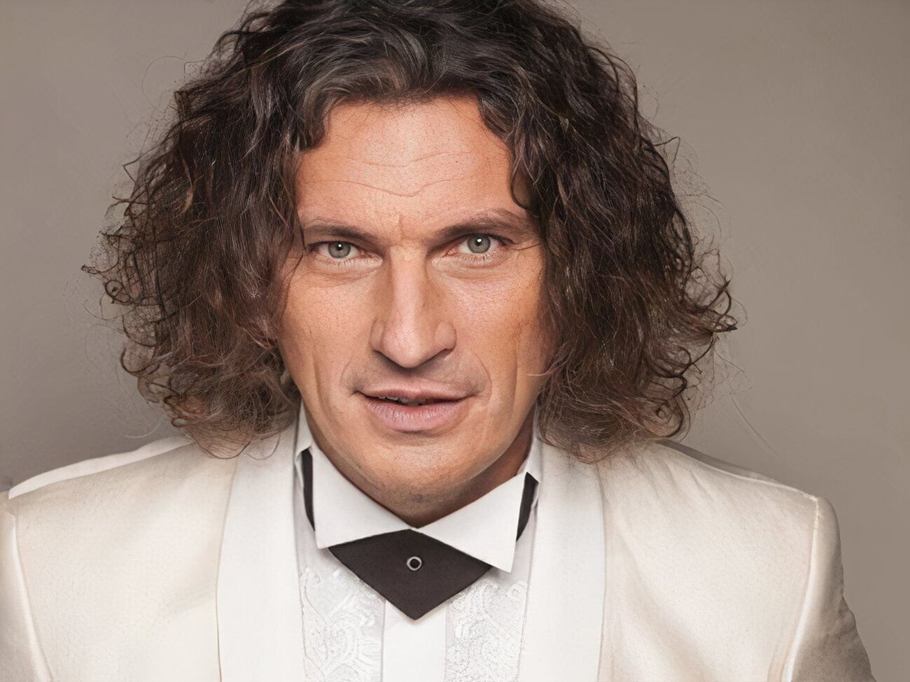 Лейбл мав передавати 70% доходу, отриманого від використання інтелектуальної власності співака, його дружині