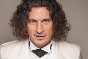 Лейбл мав передавати 70% доходу, отриманого від використання інтелектуальної власності співака, його дружині