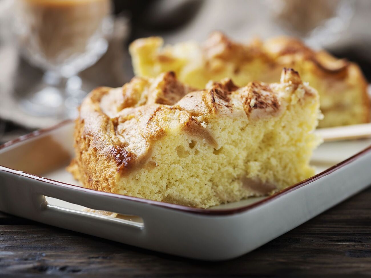 Яблочный пирог получается очень ароматным