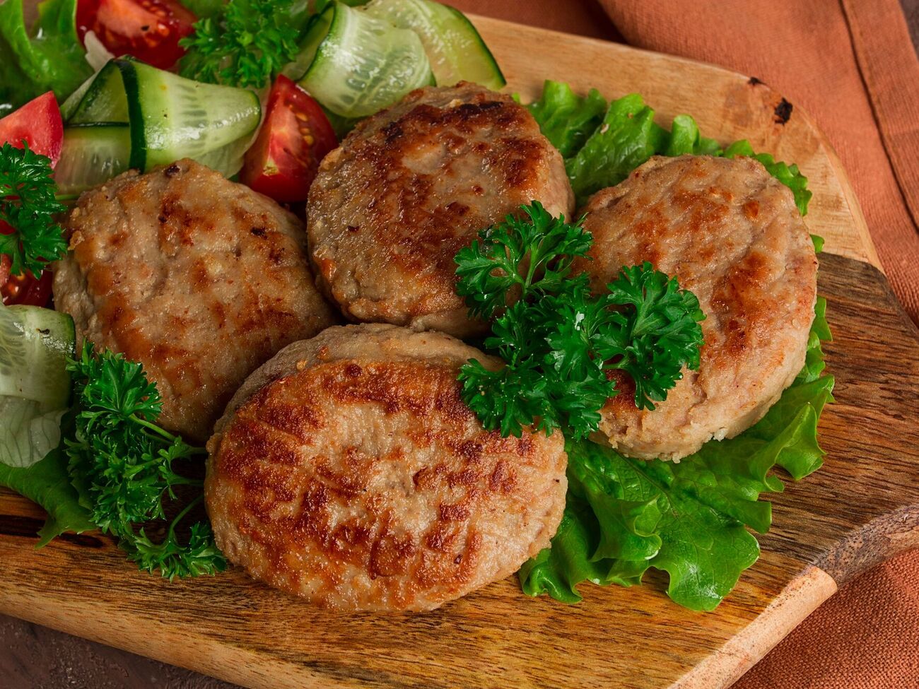 Добавьте в фарш холодную воду, чтобы сделать котлеты нежными